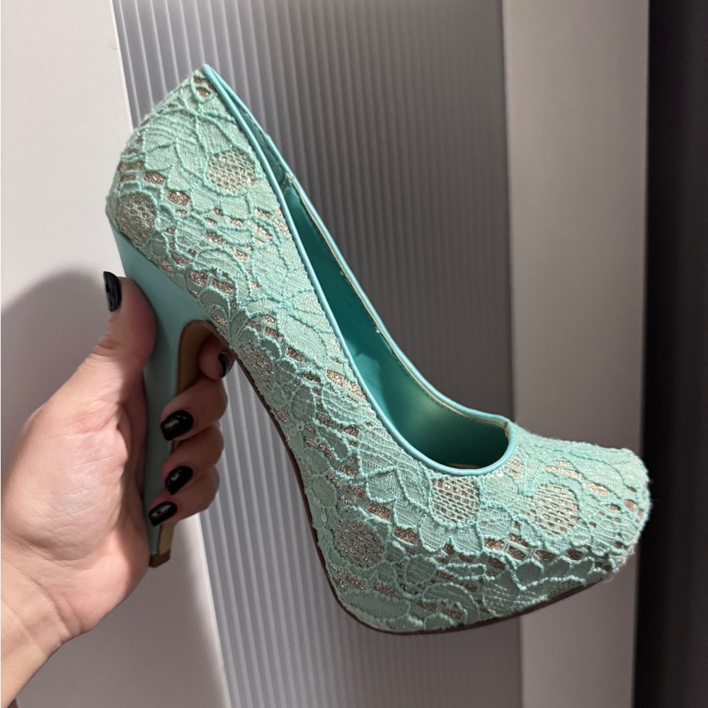 Bundle to Save 👠 SHOES - Picture 3 of 3